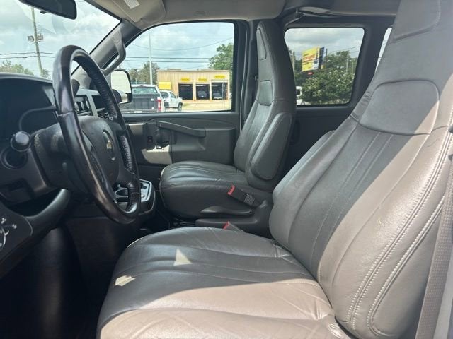 2023 Chevrolet Express Passenger 3500 1LS
