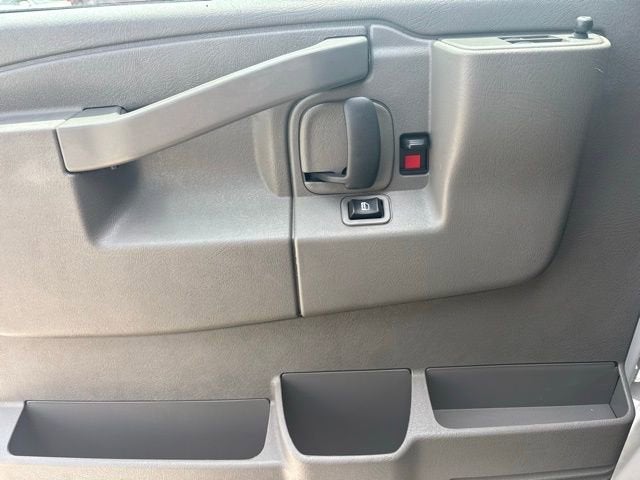 2023 Chevrolet Express Passenger 3500 1LS