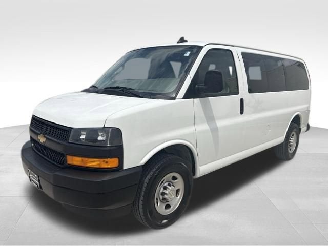 2023 Chevrolet Express Passenger 3500 1LS