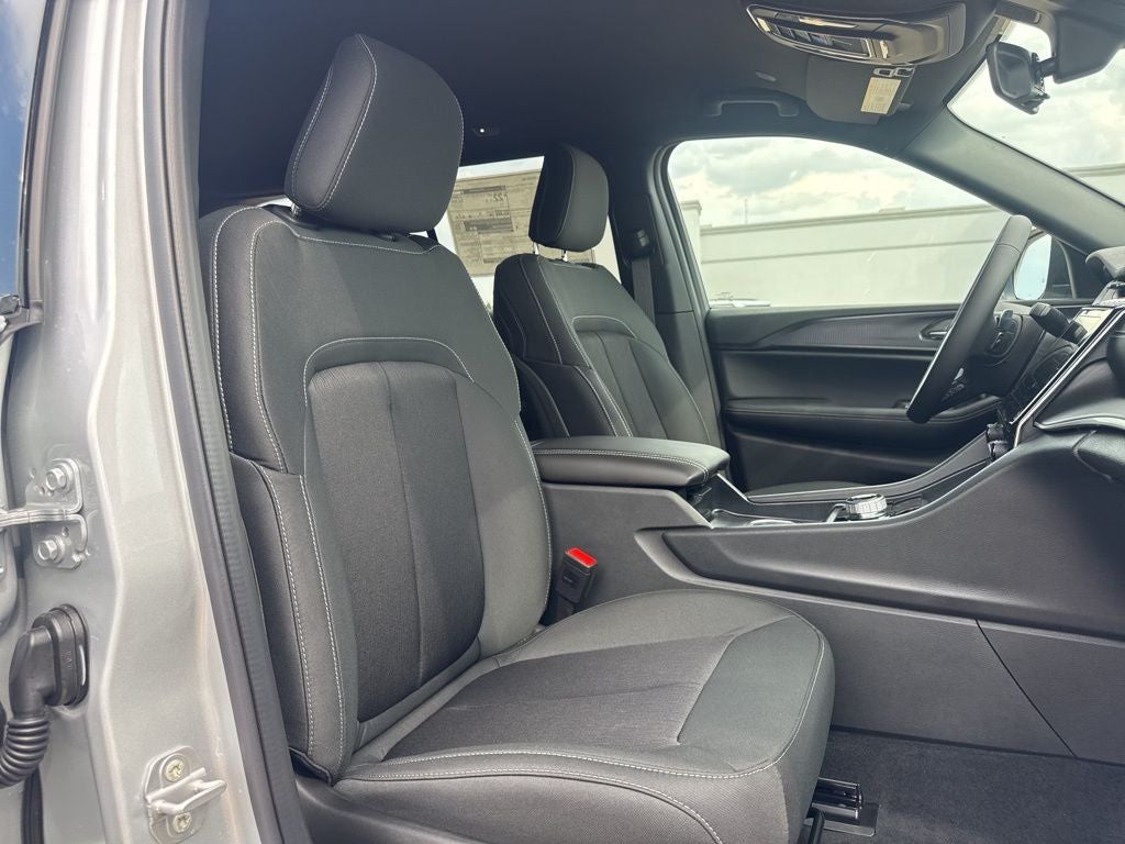 2025 Jeep Grand Cherokee GRAND CHEROKEE LAREDO 4X2