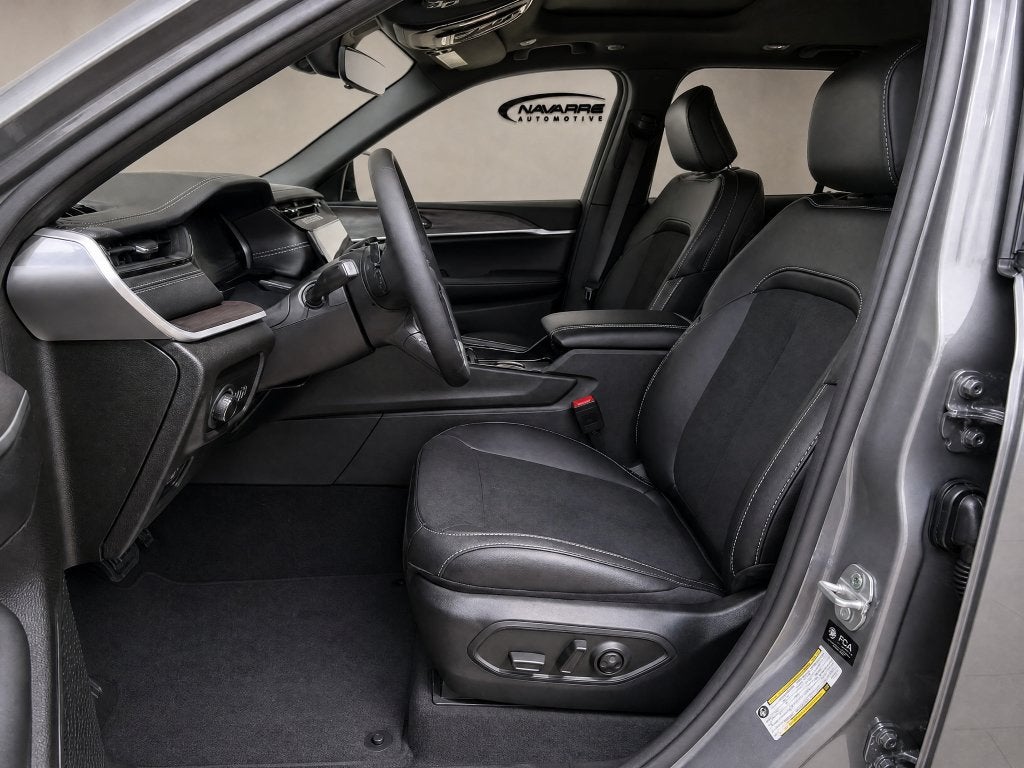 2027 Jeep Grand Cherokee GRAND CHEROKEE LAREDO ALTITUDE 4X2