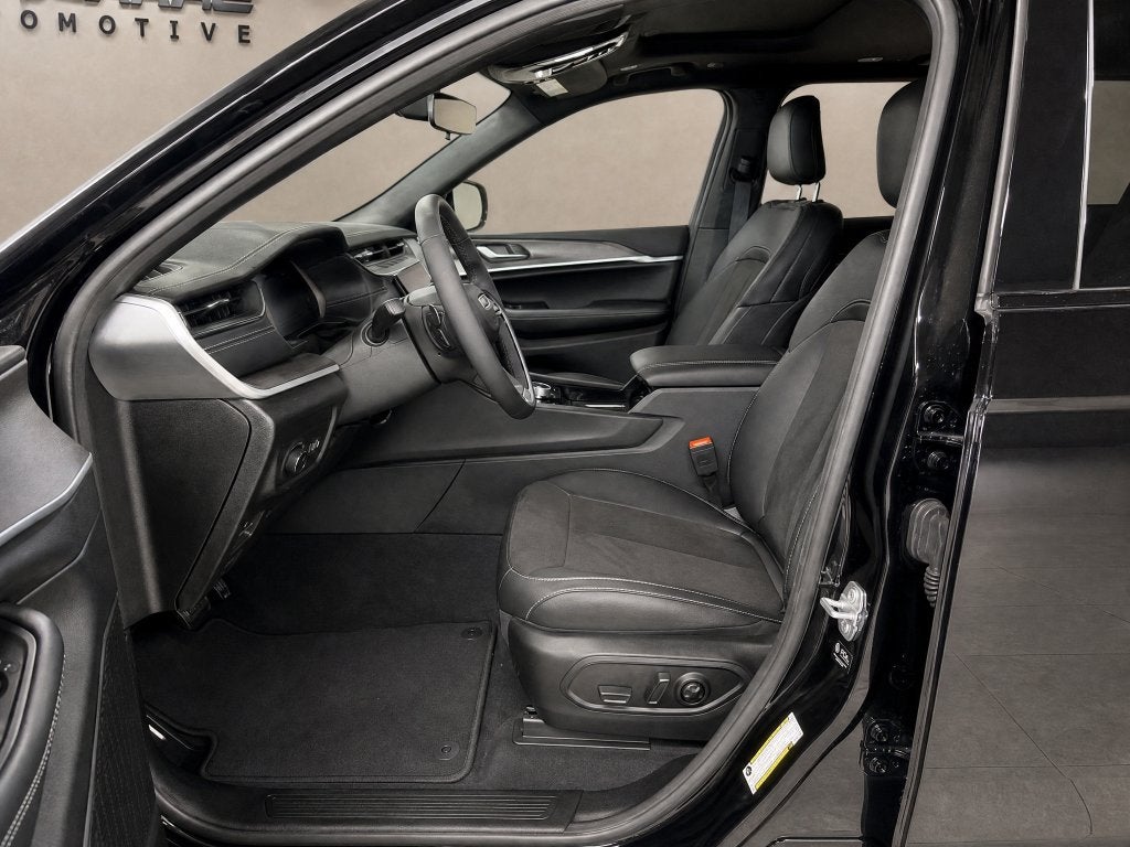 2027 Jeep Grand Cherokee GRAND CHEROKEE L LAREDO ALTITUDE 4X2
