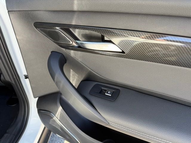 2025 VinFast VF 8 Eco