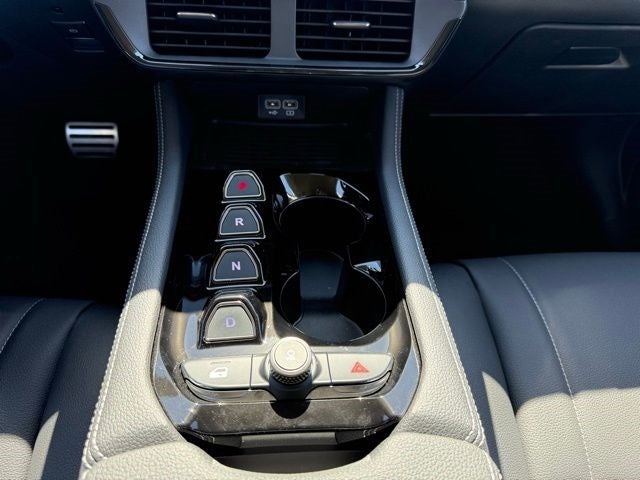 2025 VinFast VF 8 Eco